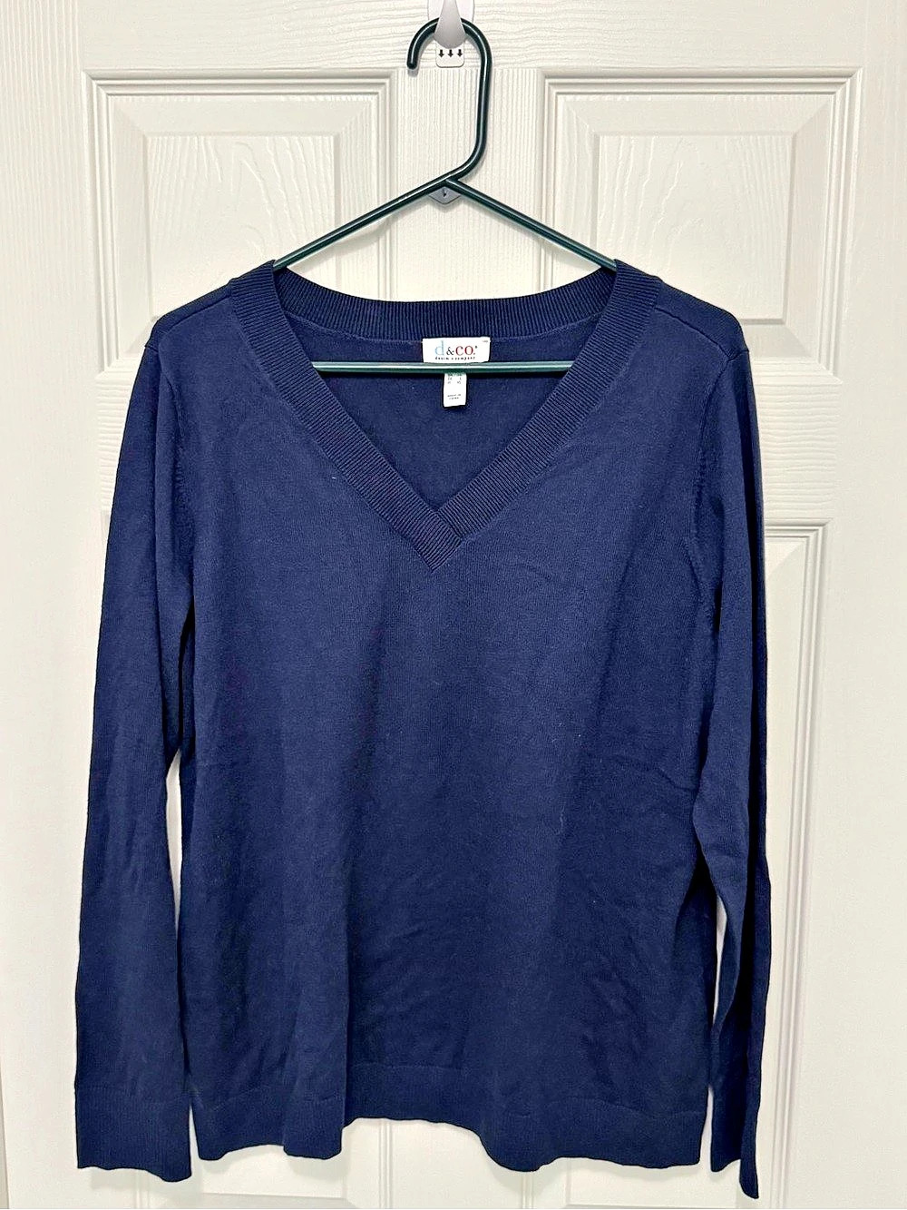 d&CO. denim + company Women's V-Neck Sweater in Navy Blue Size Large